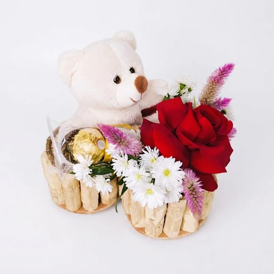 Cesta Coração Rústico P com Chocolates Rosa e Urso Pelúcia