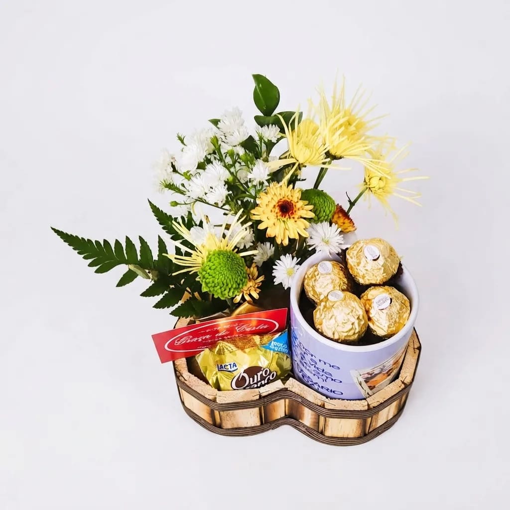 Cesta Coração P em Madeira Caneca Cerâmica Persoanlizada Chocolates e Mini Arranjo