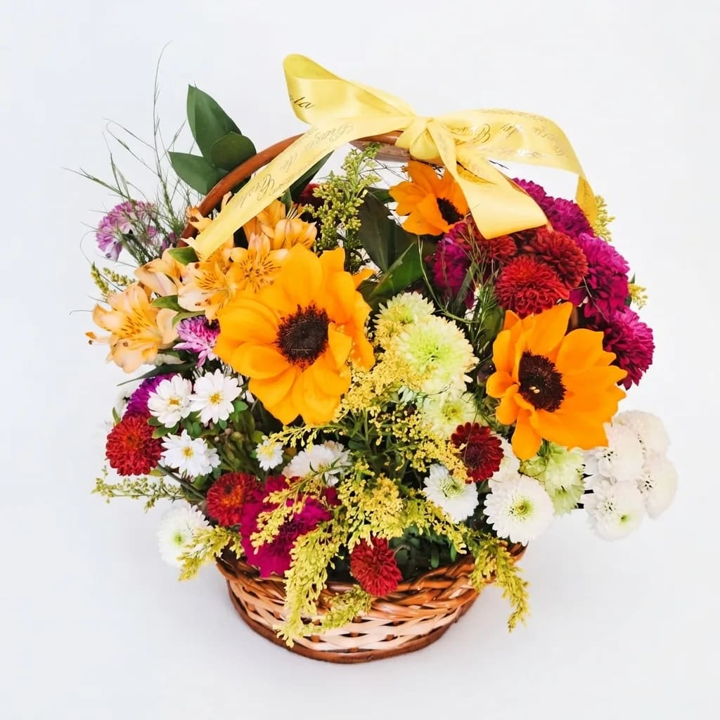 Cesta Pequena com Arranjo de Flores do Campo e Girassol