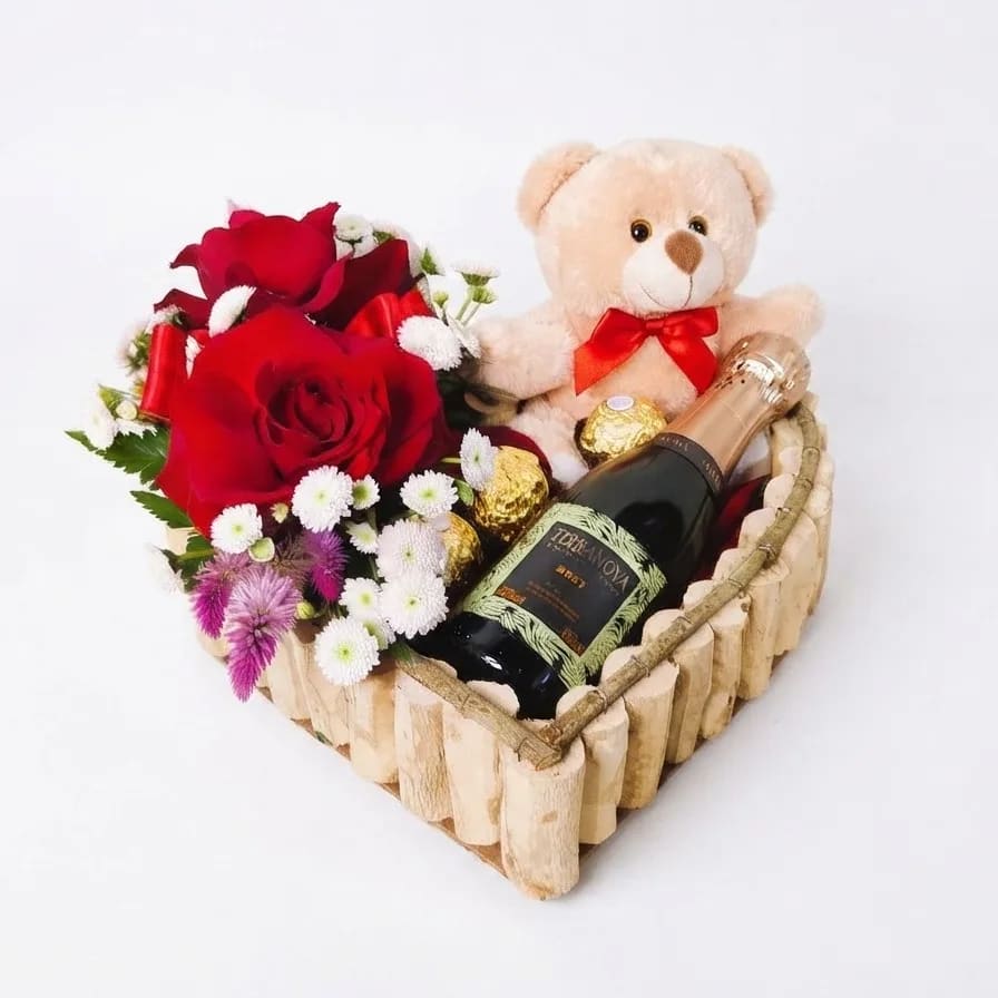 Cesta Coração Rústico M com Bebida Chocolates Urso Pelúcia e Rosas