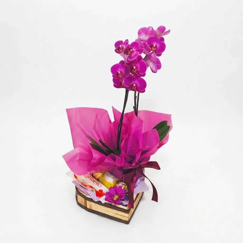 Cesta Coração de Madeira P Orquidea Trio Raffaello e Trio Ferrero Rocher