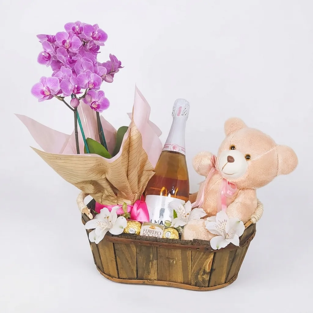 Cesta de Presente Rústica P com Urso de Pelúcia, Orquídea e Espumante