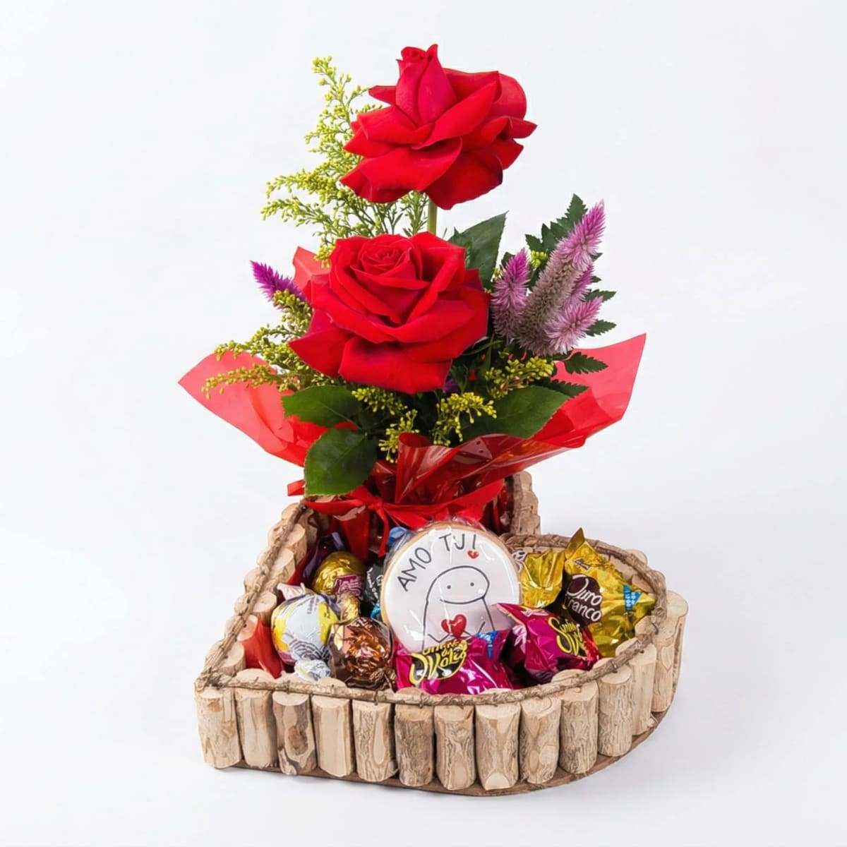 Cesta Romântica Rústica Média Formato Coração com Arranjo 2 Rosas e Chocolates